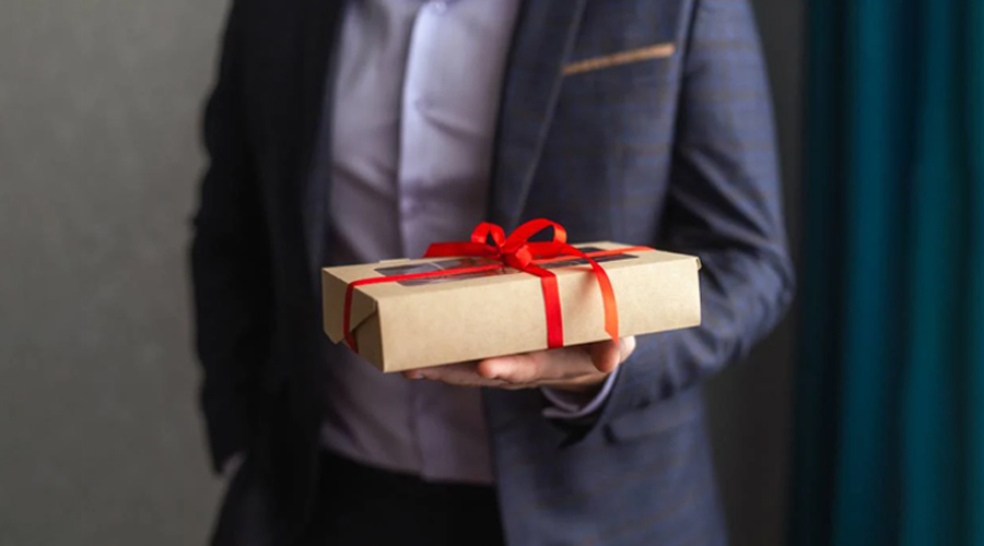 An employee is holding the gift box in his hand.